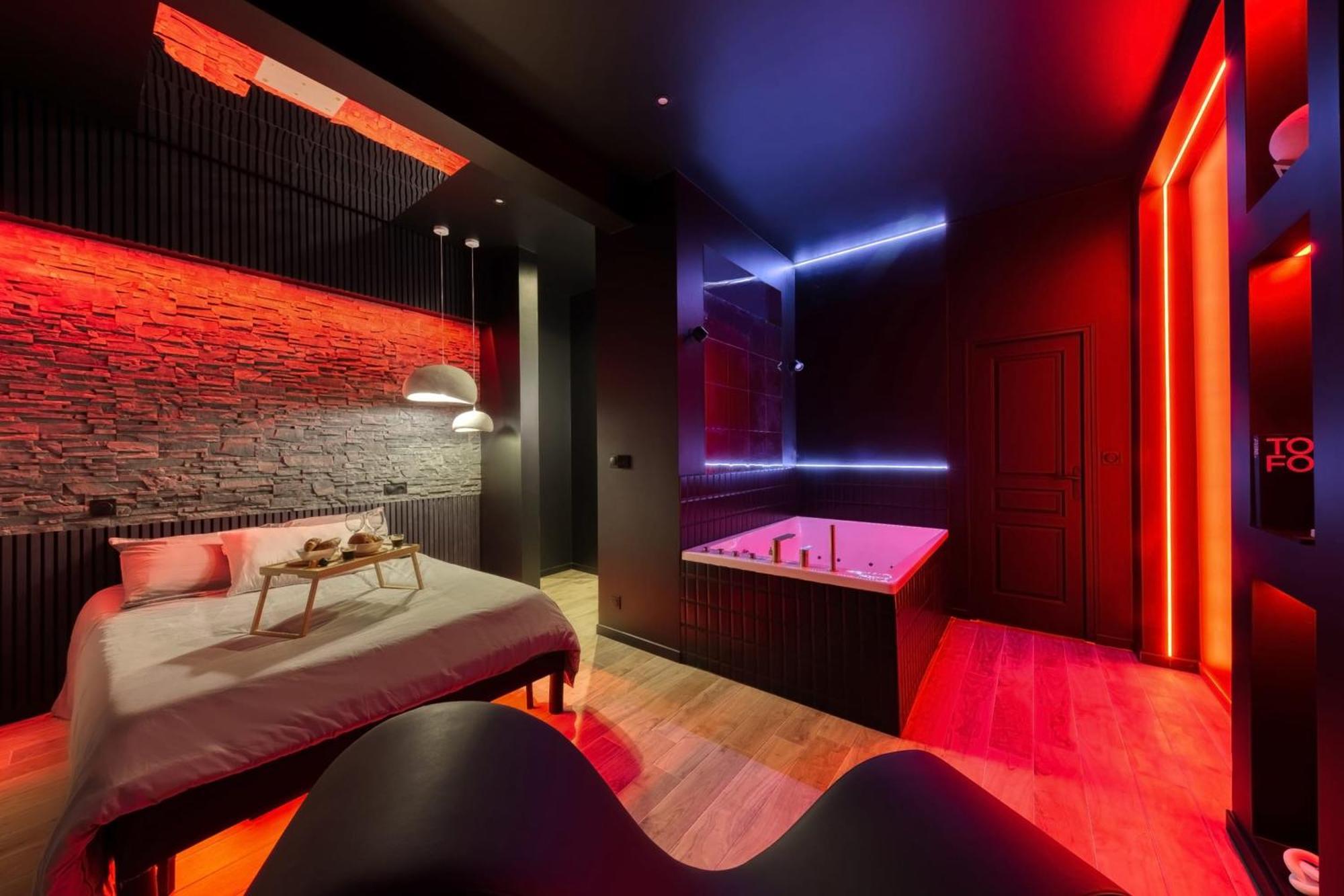 Suite Deluxe - Jacuzzi Melun Exterior photo